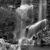 Fototapeta kolorowy wodospad w kolorze czarno białym