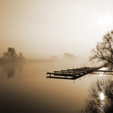 Fototapeta kładka nad jeziorem we mgle