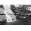 Fototapeta biały wodospad w kolorze czarno białym