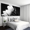 Fototapeta tulipany czarno białe na ścianie w sypialni