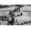 Fototapeta pejzaż Toskania w kolorze czarno białym