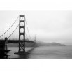 Fototapeta most we mgle w kolorze czarno białym