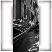 Fototapeta kanał wenecki z gondolą w kolorze czarno białym