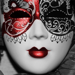 czerwona maska wenecka