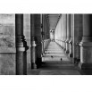 Fototapeta kolumnada w Karlowych Warach w kolorze czarno białym
