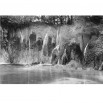 Fototapeta jezioro z wodospadem - zmiana koloru na czarno biały