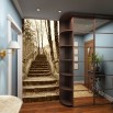 Przedpokój z dekoracją ściany o temacie schodów w lesie